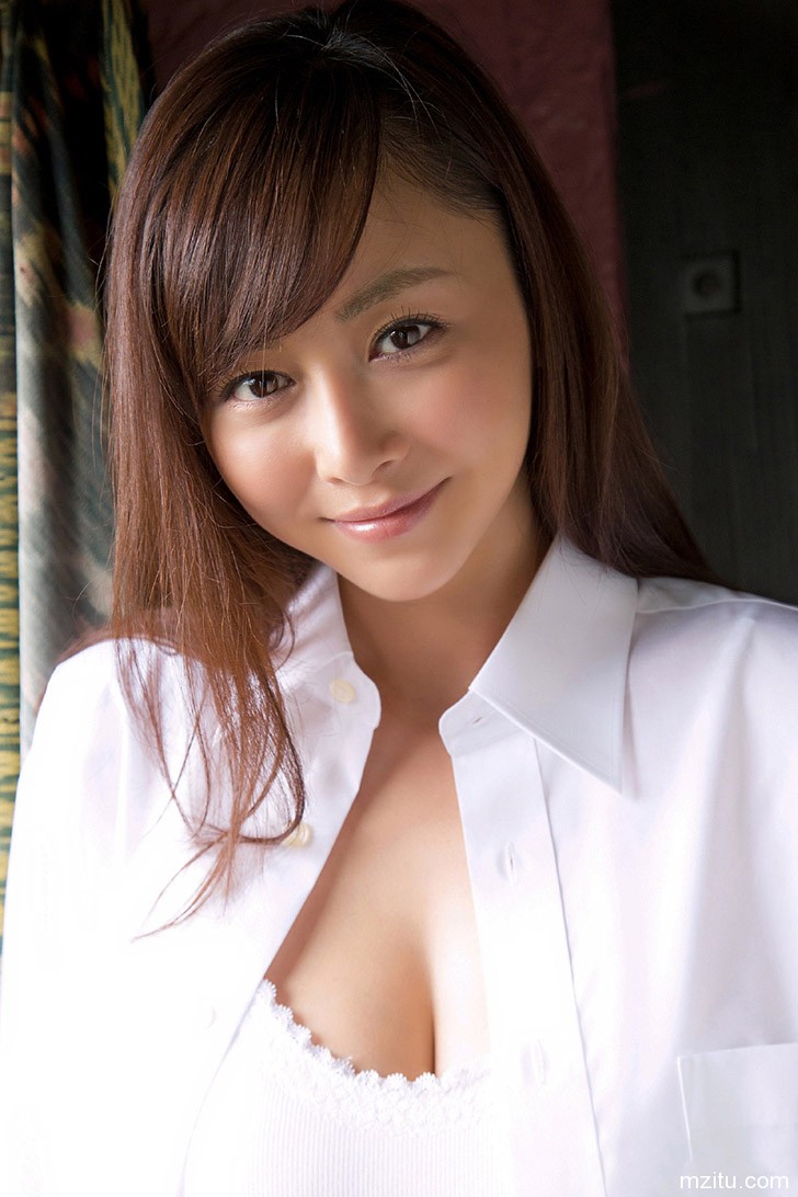性感美女杉原杏璃玉胸撩人