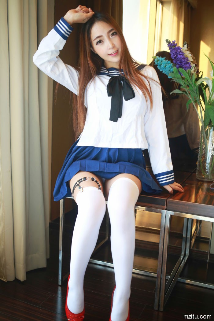 制服女王黄歆苑 化身豪放学姐撩裙开腿妩媚动人