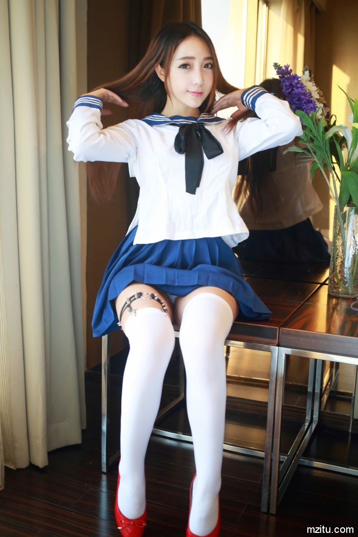 制服女王黄歆苑 化身豪放学姐撩裙开腿妩媚动人