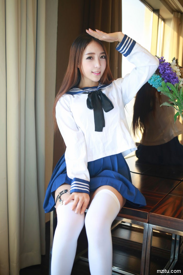 制服女王黄歆苑 化身豪放学姐撩裙开腿妩媚动人