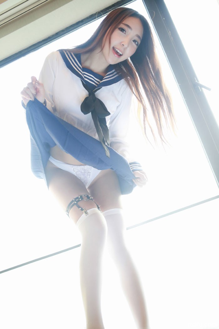 制服女王黄歆苑 化身豪放学姐撩裙开腿妩媚动人