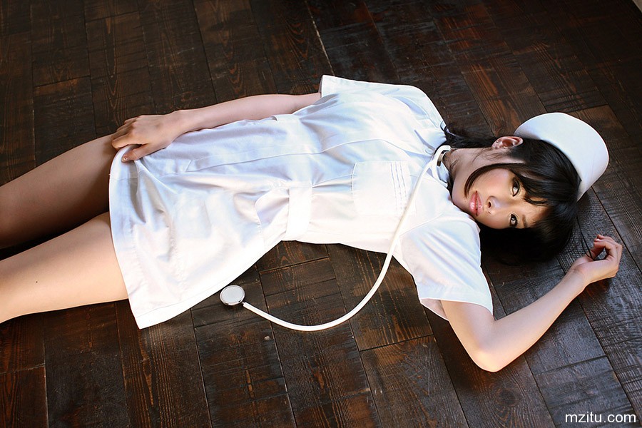 诱人护士今野杏南一件一件脱给你看