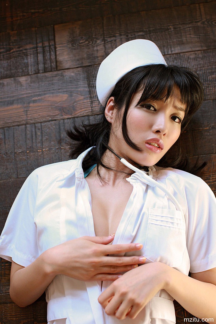 诱人护士今野杏南一件一件脱给你看