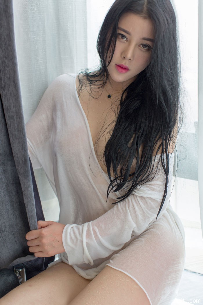 性感妹子叶佳颐搔首弄姿身材火辣十分香艳