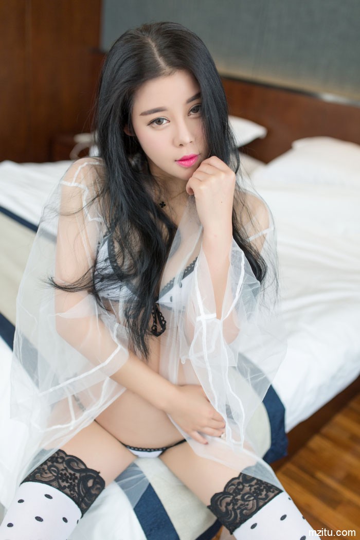 性感妹子叶佳颐搔首弄姿身材火辣十分香艳