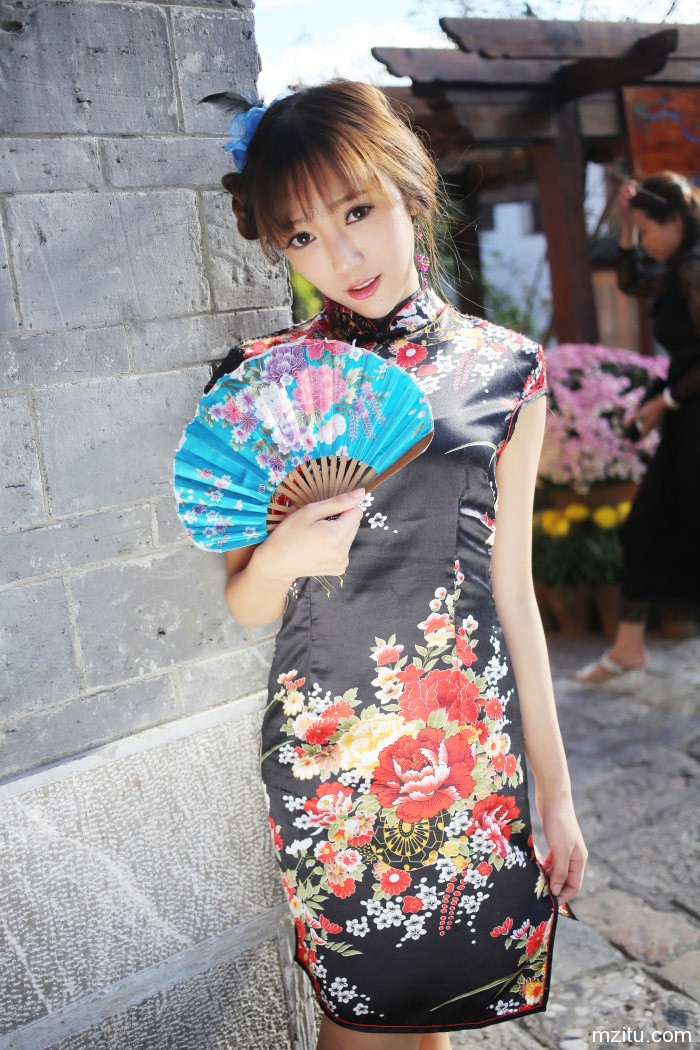 清纯美女王馨瑶丽江游 美艳旗袍尽显东方美