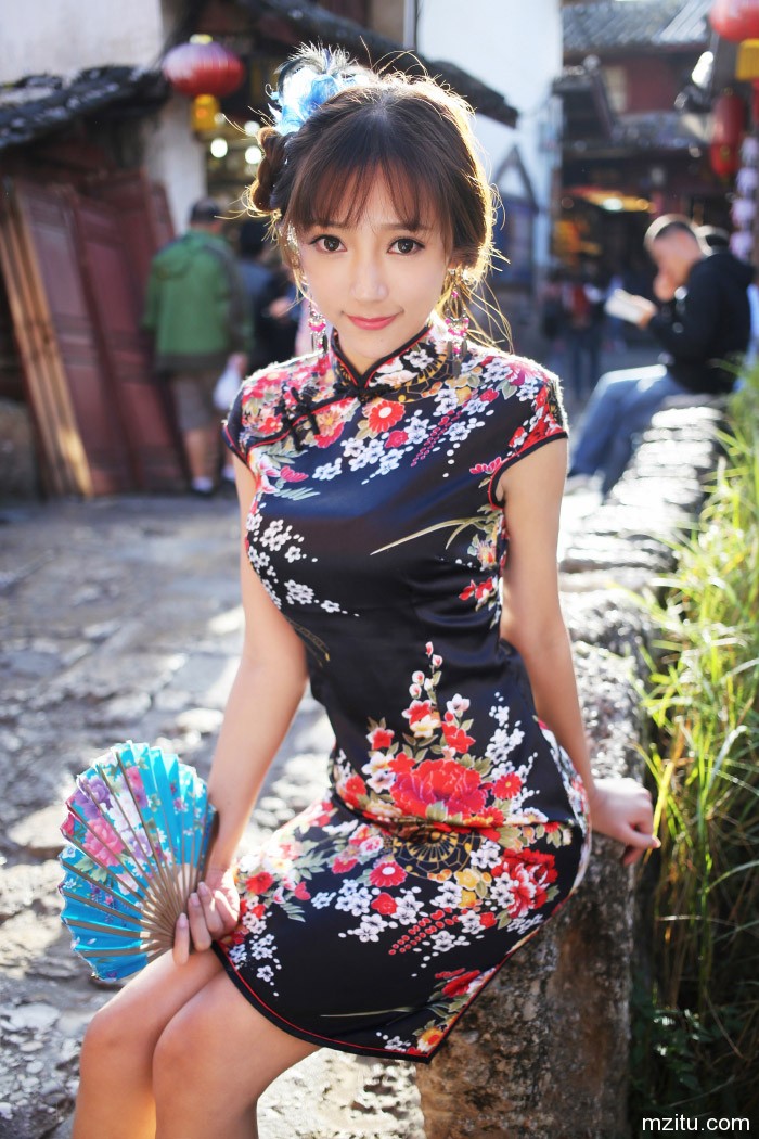 清纯美女王馨瑶丽江游 美艳旗袍尽显东方美