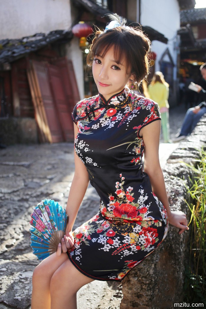 清纯美女王馨瑶丽江游 美艳旗袍尽显东方美