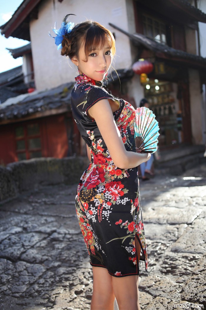 清纯美女王馨瑶丽江游 美艳旗袍尽显东方美