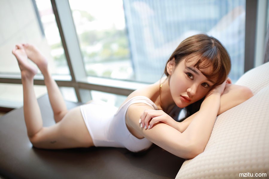 两点若隐若现 Cheryl青树高叉紧身衣私房照