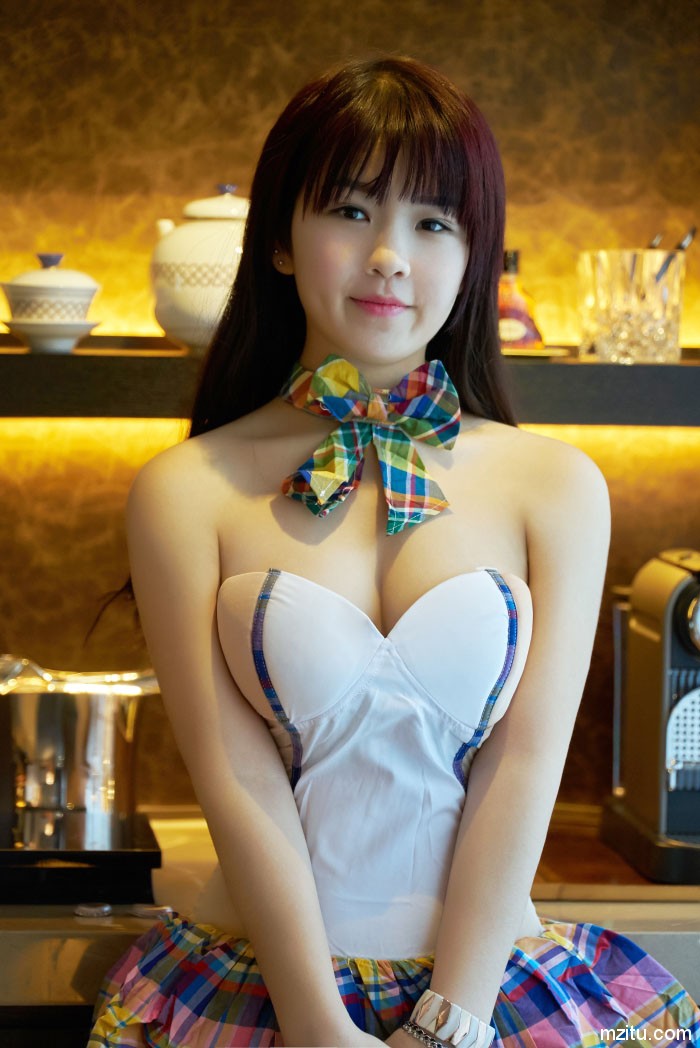 甜美萌妹变身惹火尤物 紧致嫩肌勾人欲火