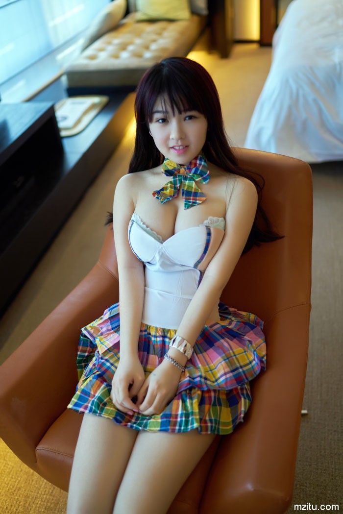 甜美萌妹变身惹火尤物 紧致嫩肌勾人欲火