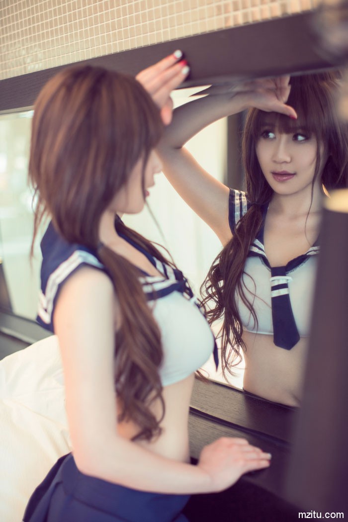 巨乳美女苏可可酥胸半露,勾魂电眼劲爆自摸