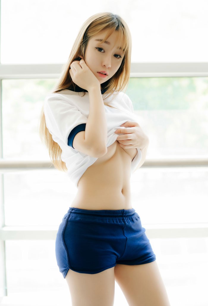 清纯妹子王语纯紧身小短裤下的诱人翘臀