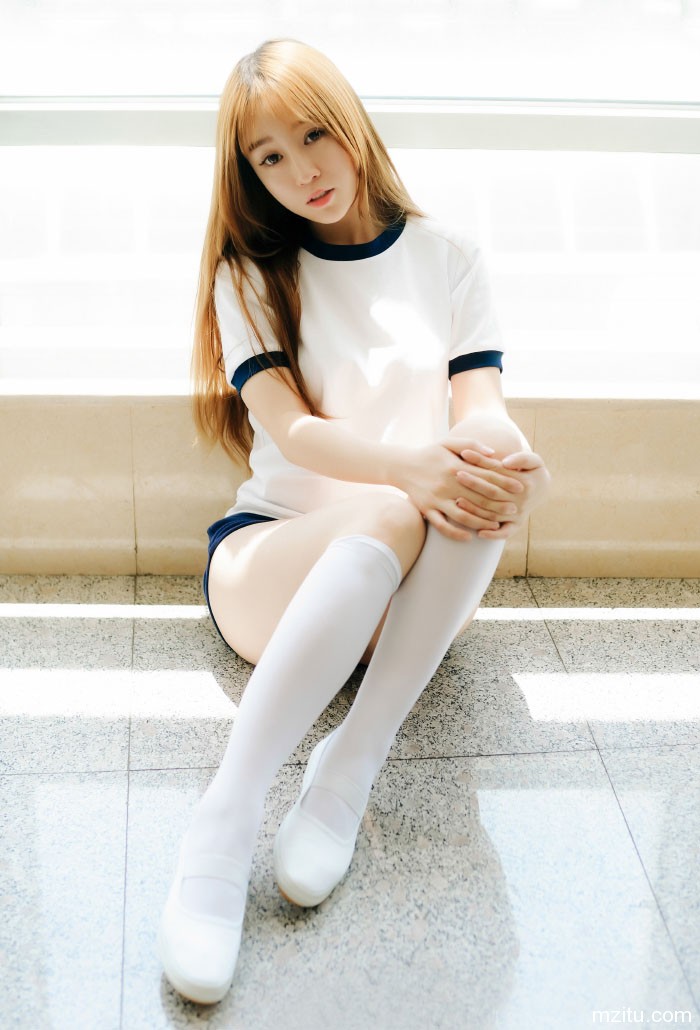 清纯妹子王语纯紧身小短裤下的诱人翘臀