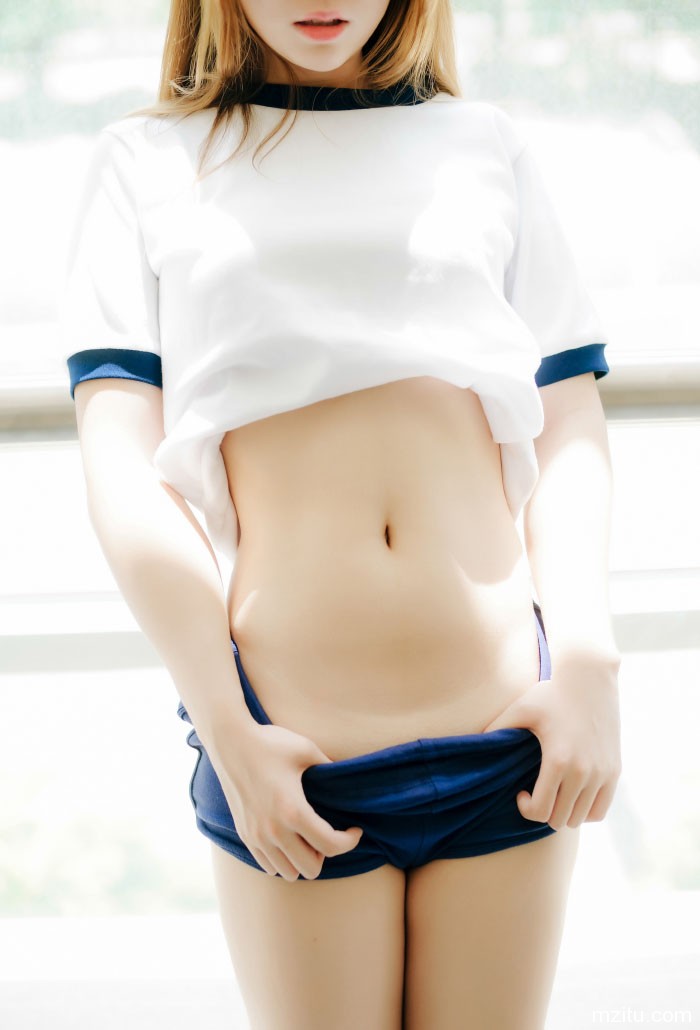 清纯妹子王语纯紧身小短裤下的诱人翘臀