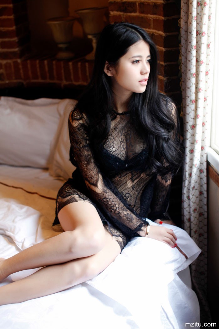 清纯美女欧阳妮娜娜内衣若隐若现