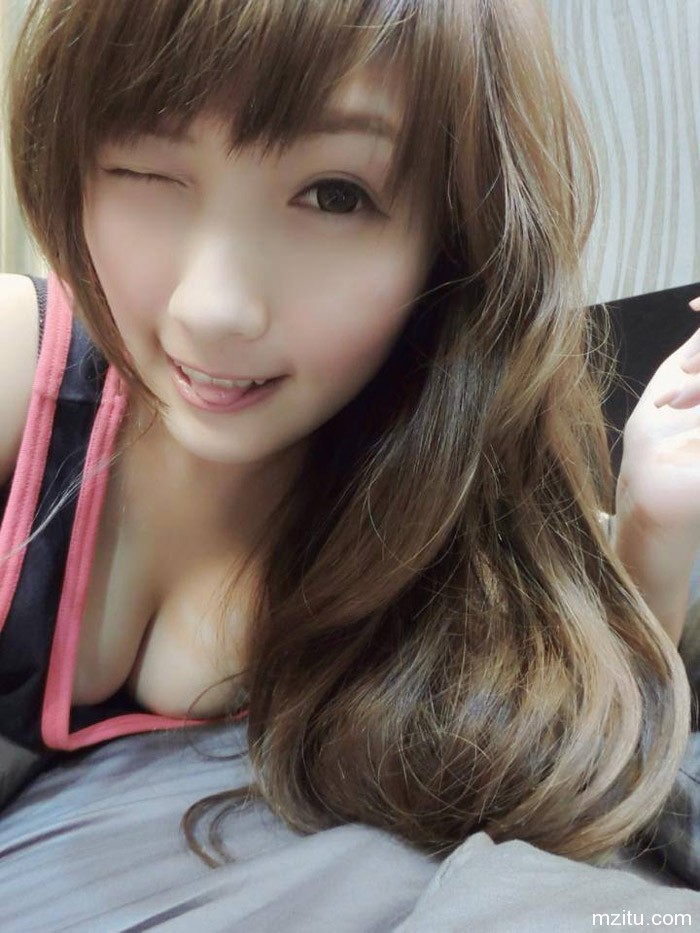 台湾火辣正妹果小糖迷人自拍