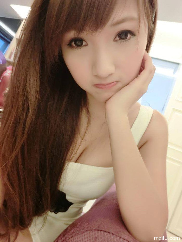 台湾火辣正妹果小糖迷人自拍