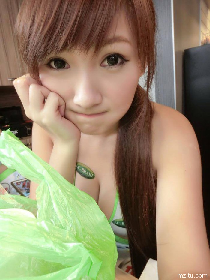 台湾火辣正妹果小糖迷人自拍