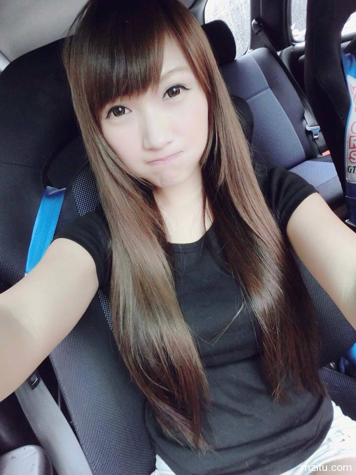 台湾火辣正妹果小糖迷人自拍