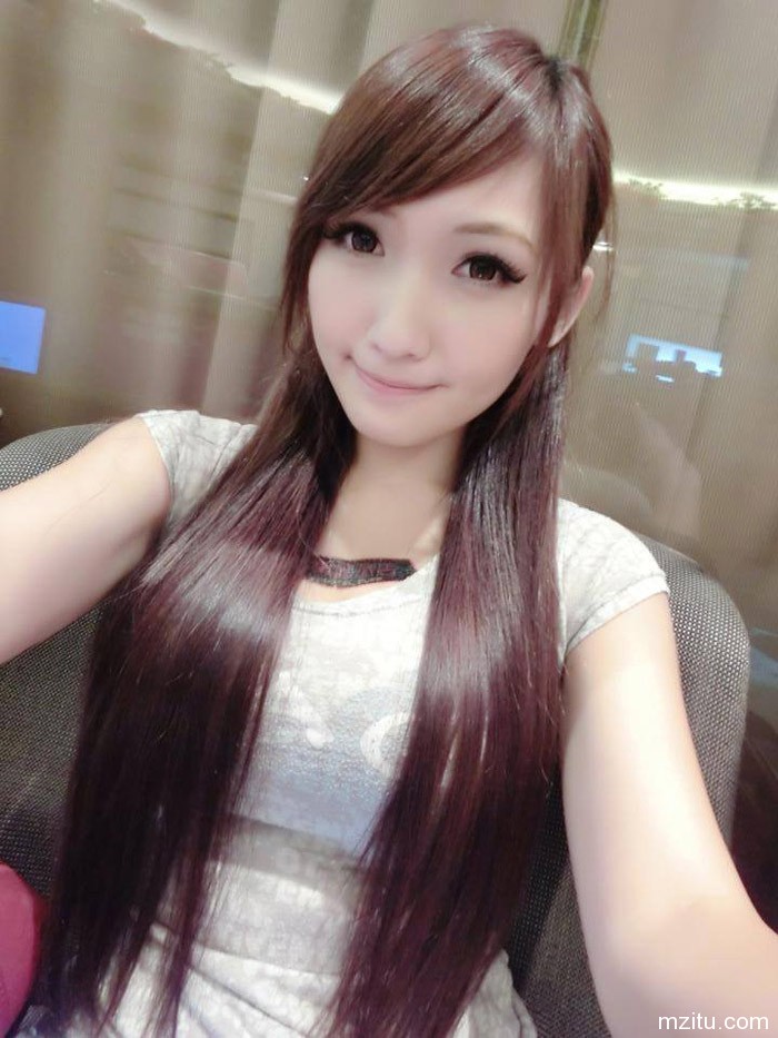 台湾火辣正妹果小糖迷人自拍