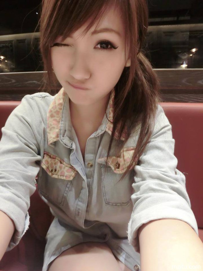 台湾火辣正妹果小糖迷人自拍