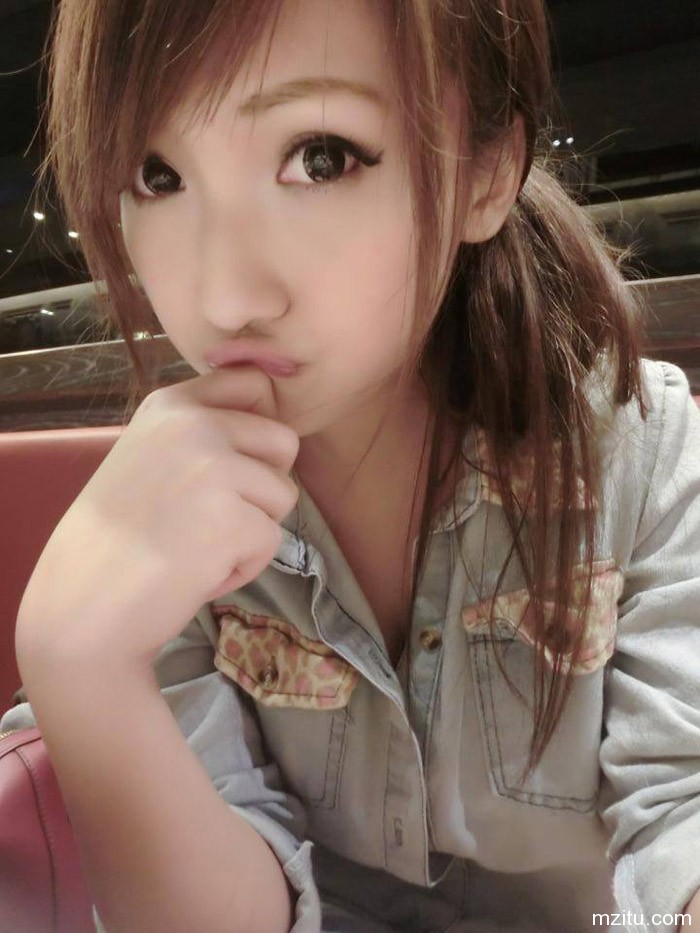 台湾火辣正妹果小糖迷人自拍