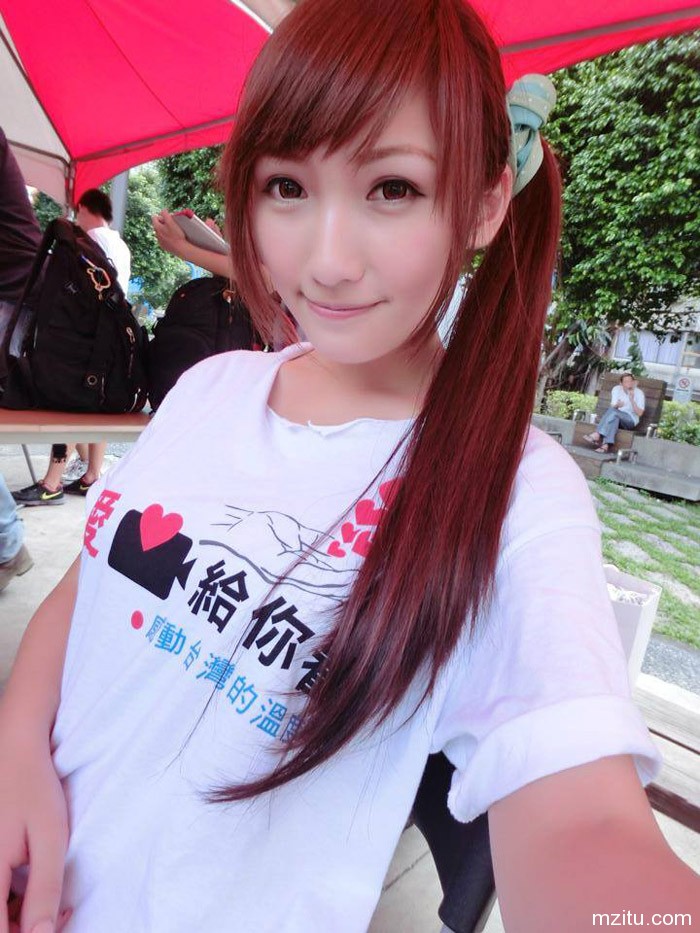 台湾火辣正妹果小糖迷人自拍