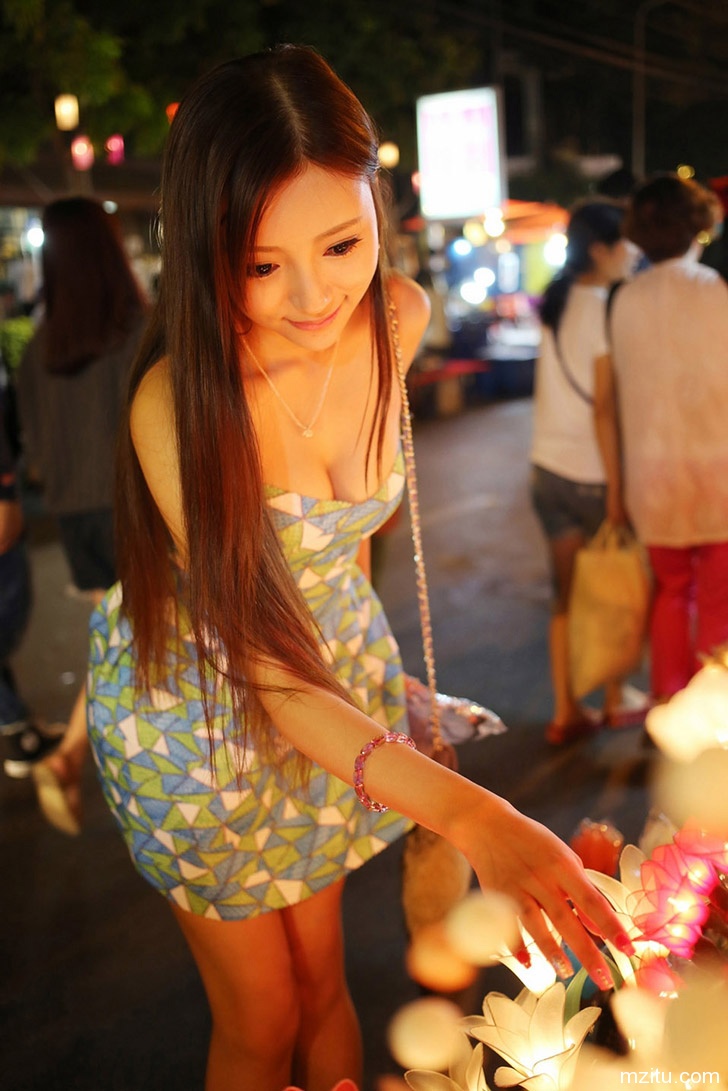 街拍一样美 清纯女神王馨瑶逛夜市