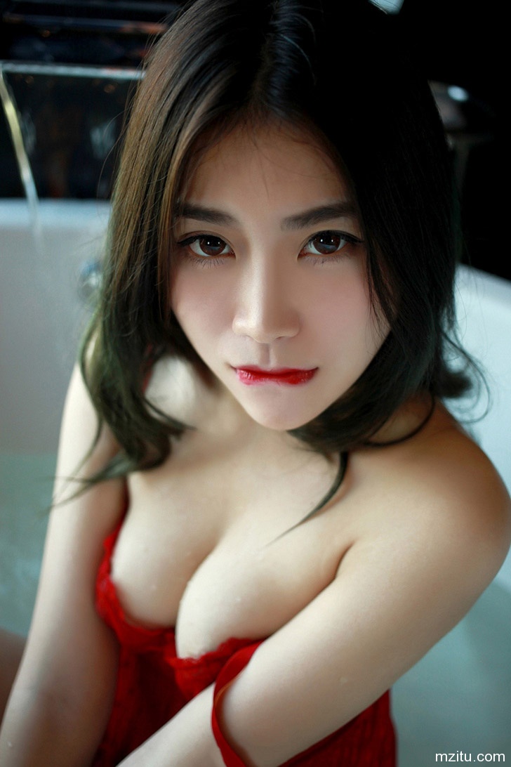 清纯美女许诺性感入浴