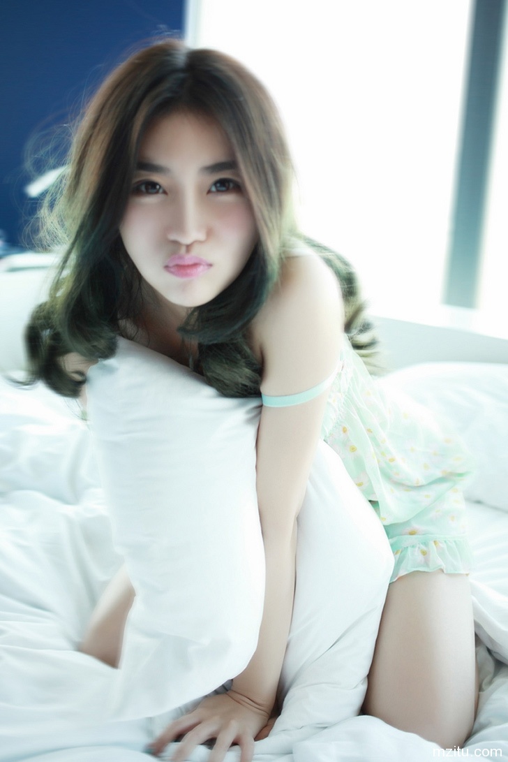 清纯美女许诺起床记