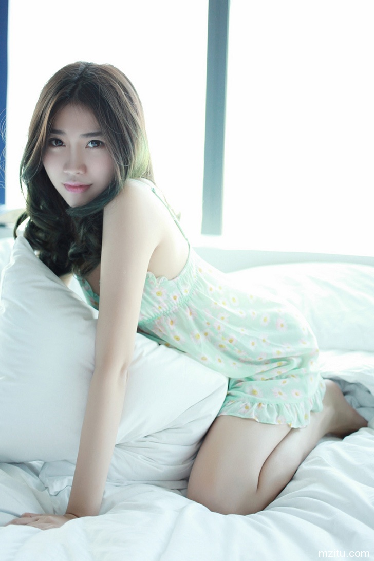 清纯美女许诺起床记