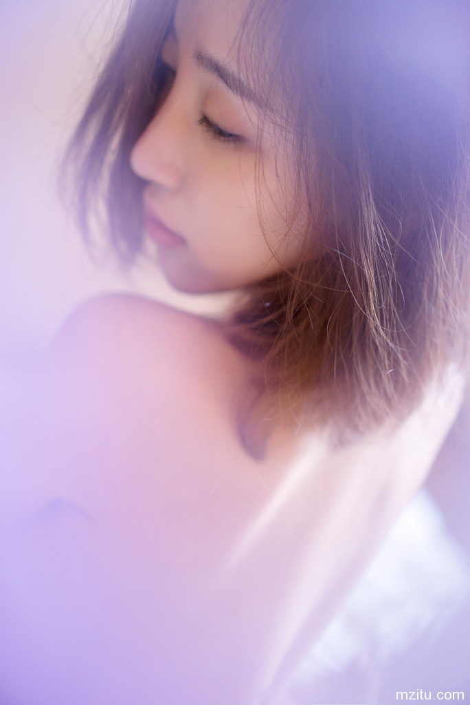 朦胧美 衬衫里性感的女人