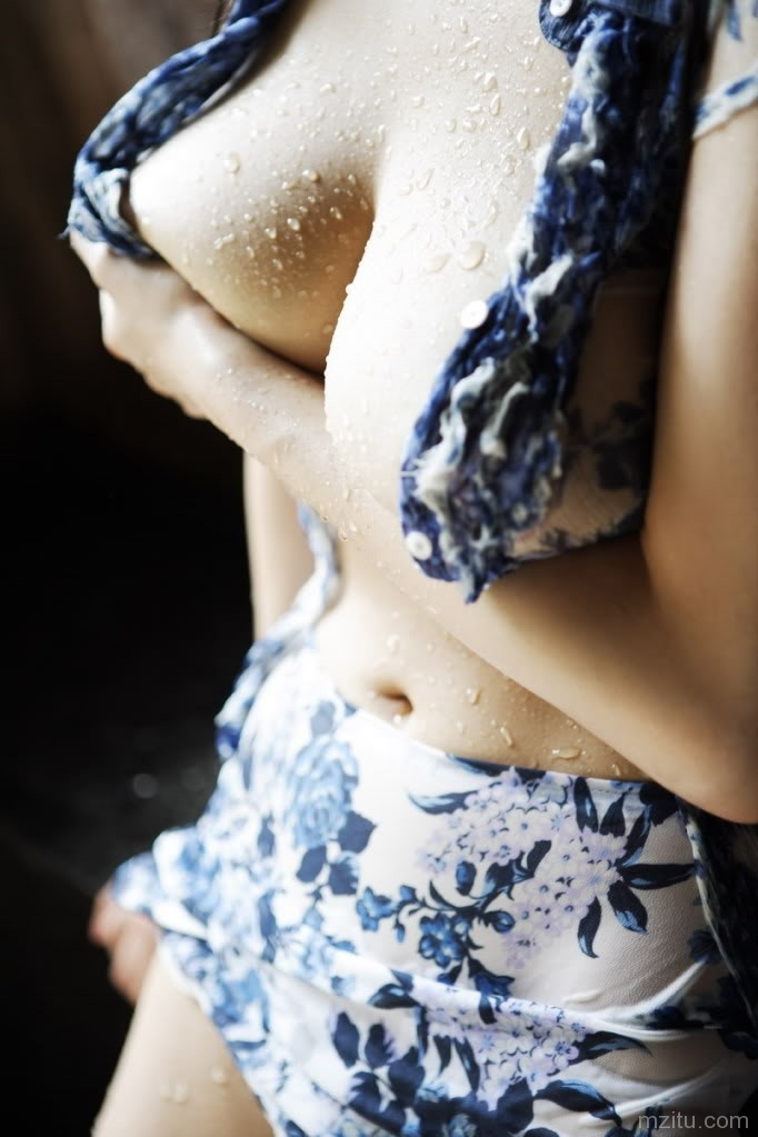 狂野岛国女优性感湿身