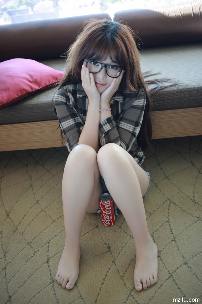 素颜美女清纯的美 刘飞儿透视睡衣深沟毕现