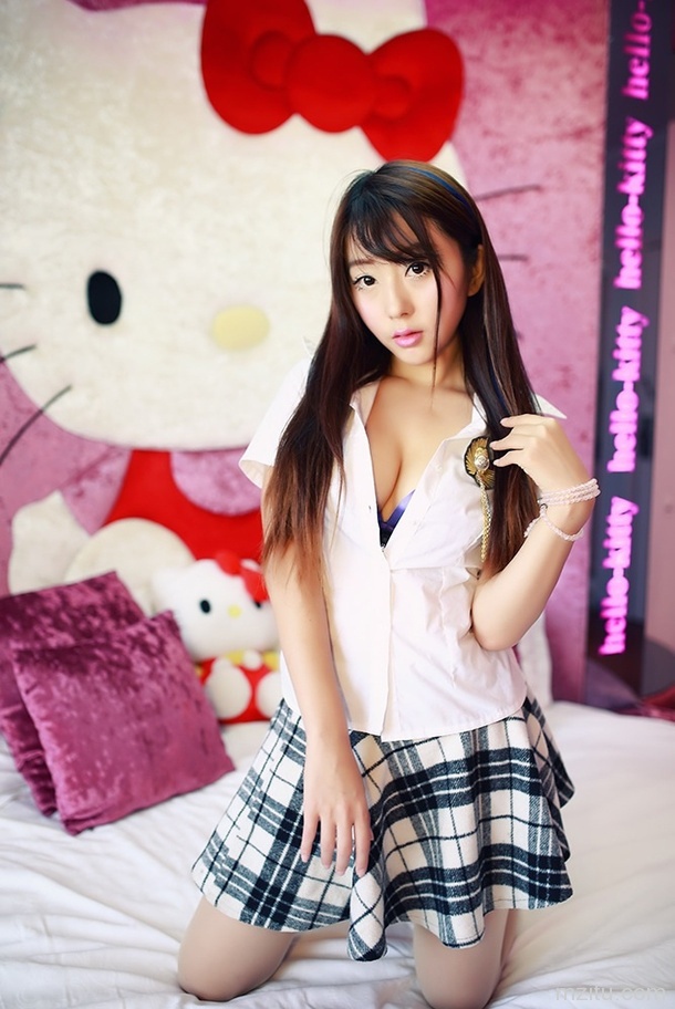 清纯美女郭忆然大玩SM