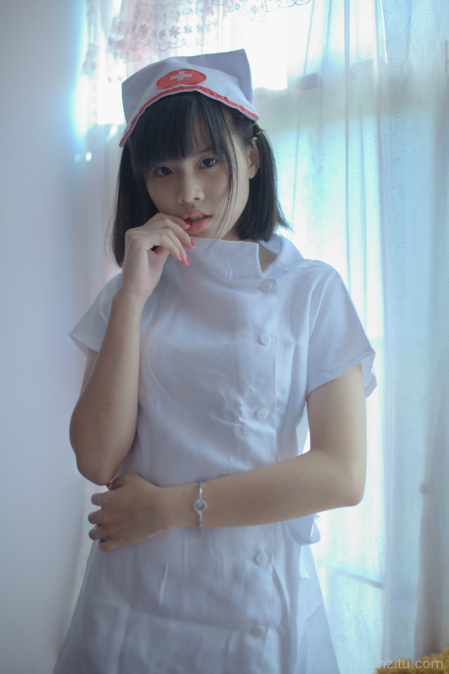 清纯小护士走光啦