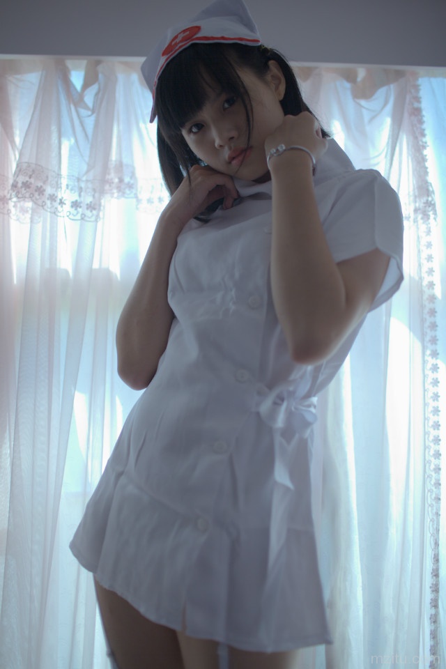 清纯小护士走光啦