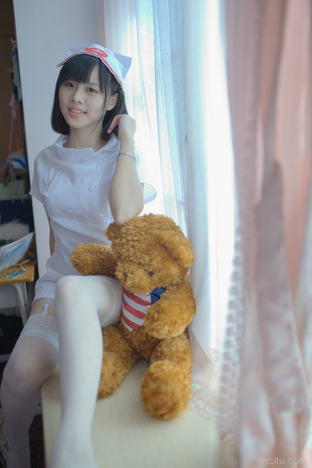 清纯小护士走光啦