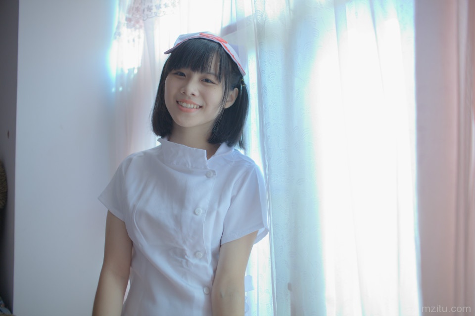 清纯小护士走光啦