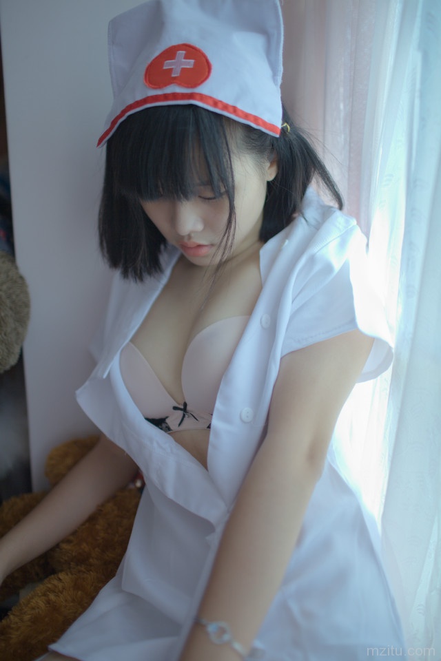 清纯小护士走光啦