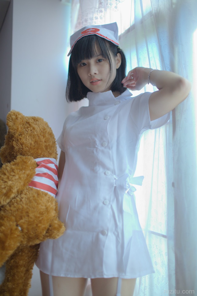 清纯小护士走光啦