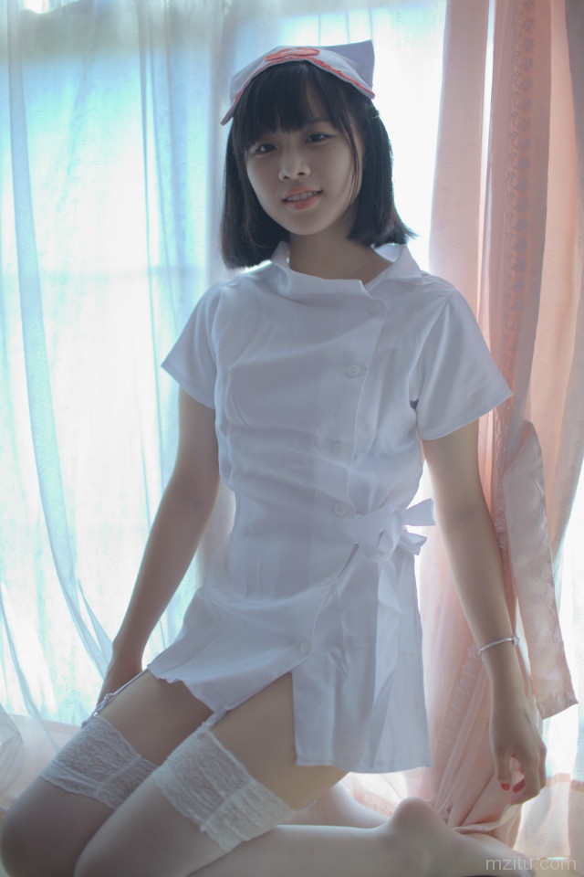 清纯小护士走光啦
