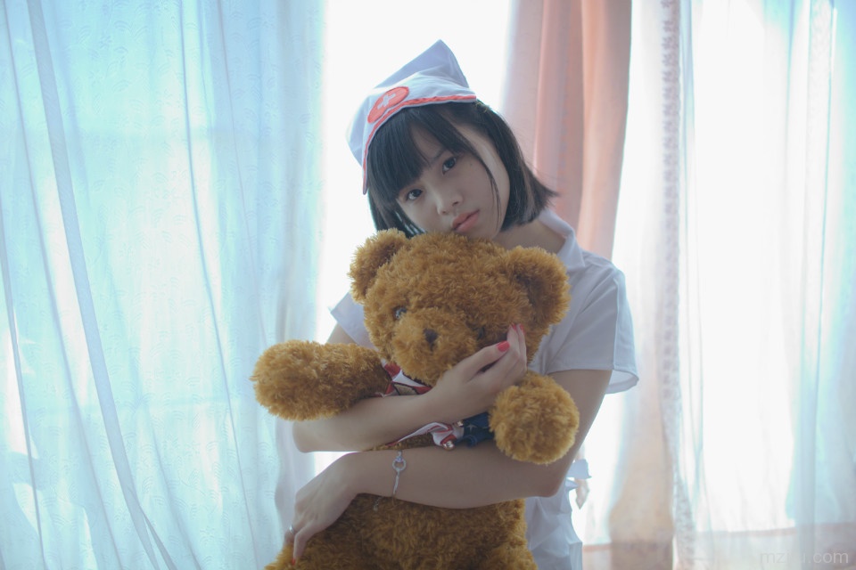 清纯小护士走光啦