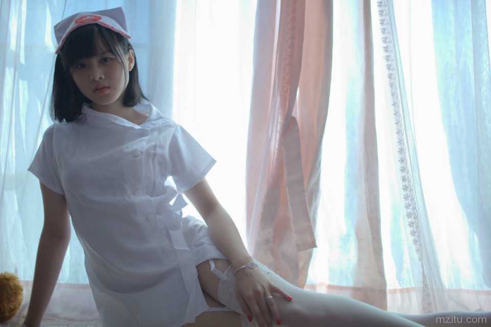 清纯小护士走光啦