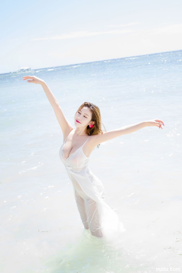 这胸这腿这红唇 女神于姬Una沙滩湿身风情万种