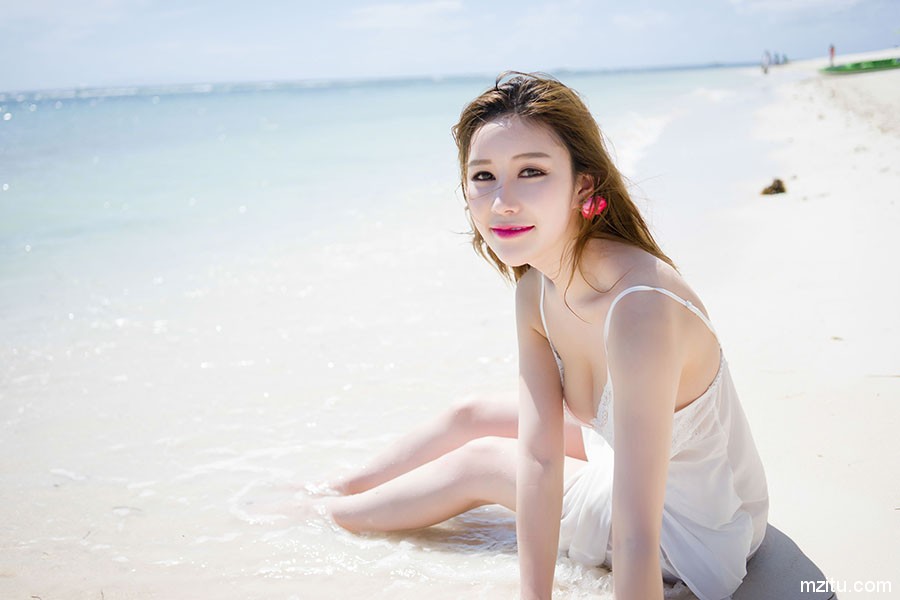 这胸这腿这红唇 女神于姬Una沙滩湿身风情万种