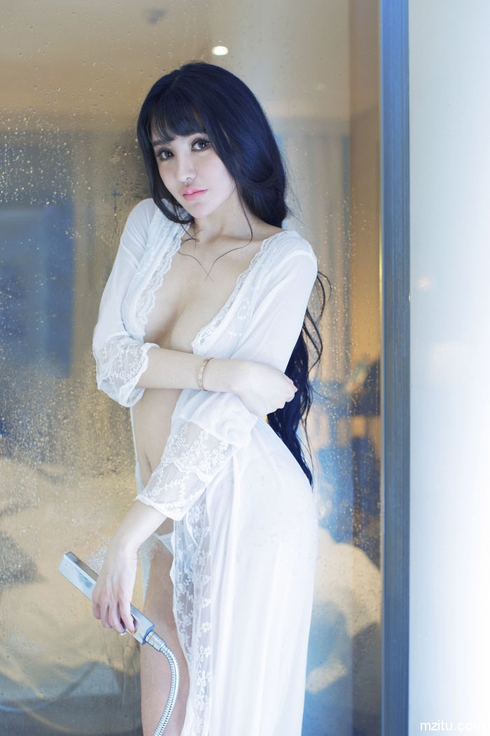 制服女王黛蓓琪滚完床单冲个澡,引人无限遐想