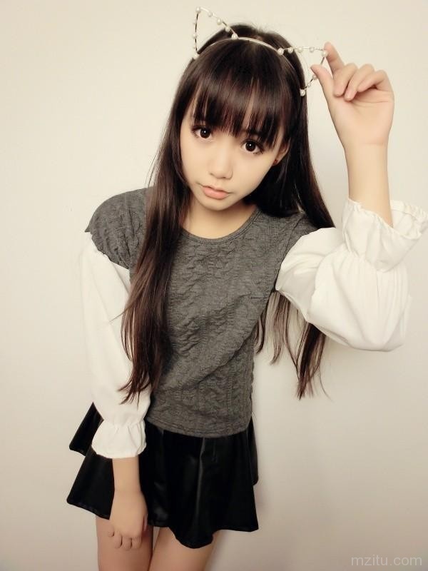 很有气质的清纯俏皮妹子